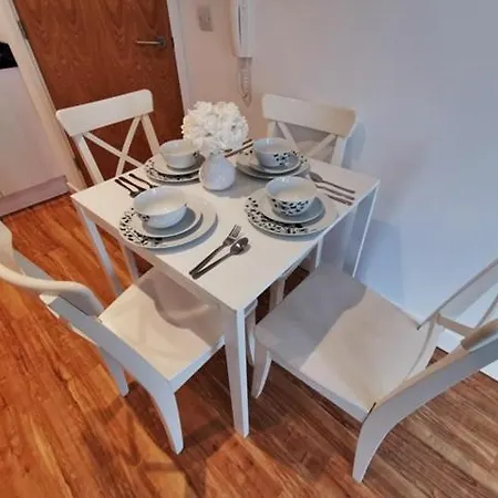2 Bed 2 Baths Near The Armouries Leeds Apartment Leeds (West Yorkshire)