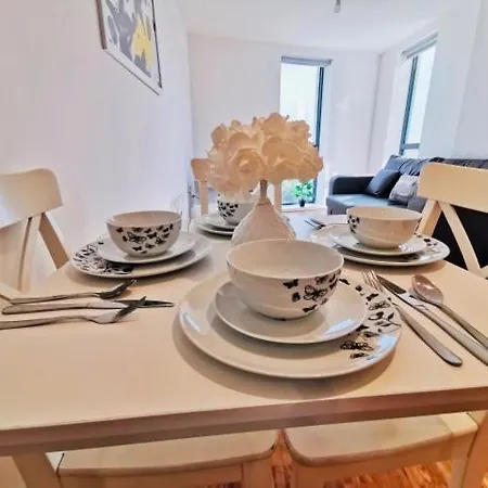 Apartment 2 Bed 2 Baths Near The Armouries Leeds *