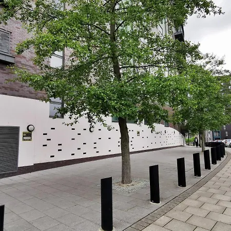2 Bed 2 Baths Near The Armouries Leeds *