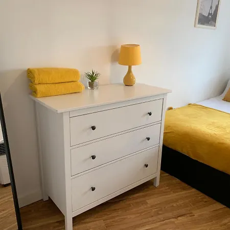2 Bed 2 Baths Near The Armouries Leeds Apartment